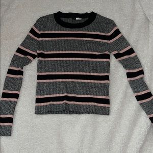 Tight long sleeved gray shirt with stripes